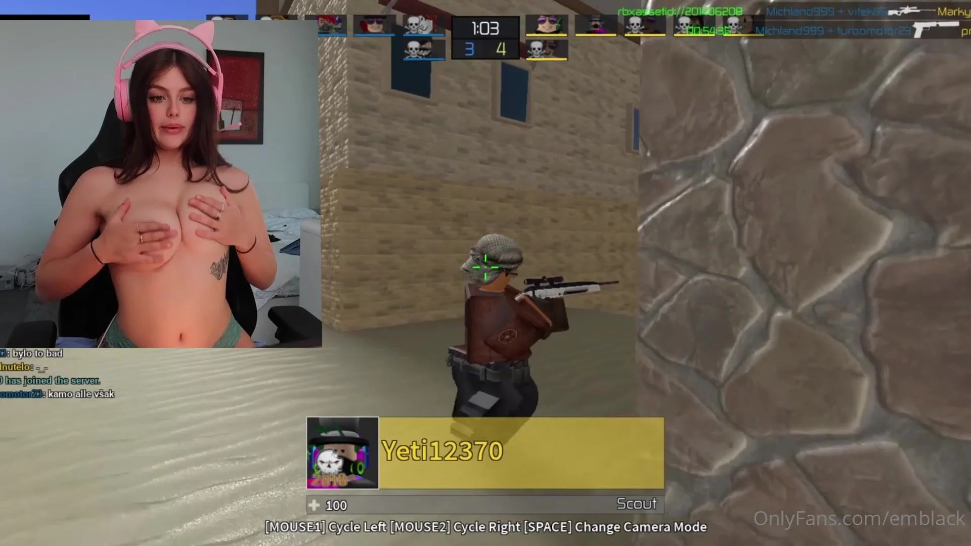 E Tây xinh dâm vú tròn xỏ khuyên vú vừa chơi game vừa show hàng