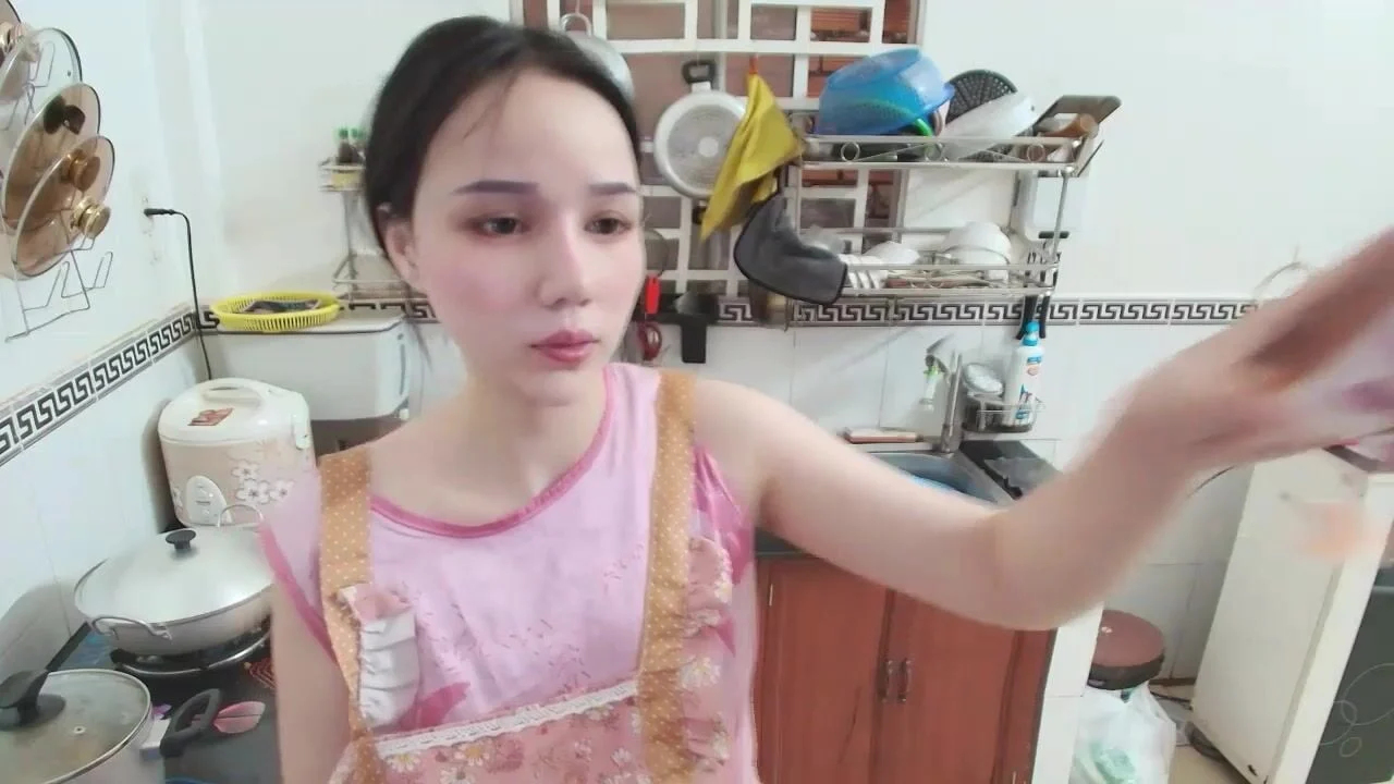 Em gái đang nấu ăn nứng lồn quá live thủ dâm cho sướng lồn