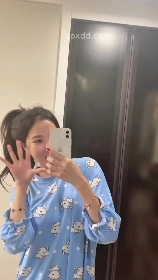 Gái xinh quay nude gửi người yêu