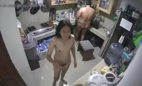 Khỏa thân rửa bát bị anh đè lên bếp chịch tưởng lâu ai ngờ 1 phút xong