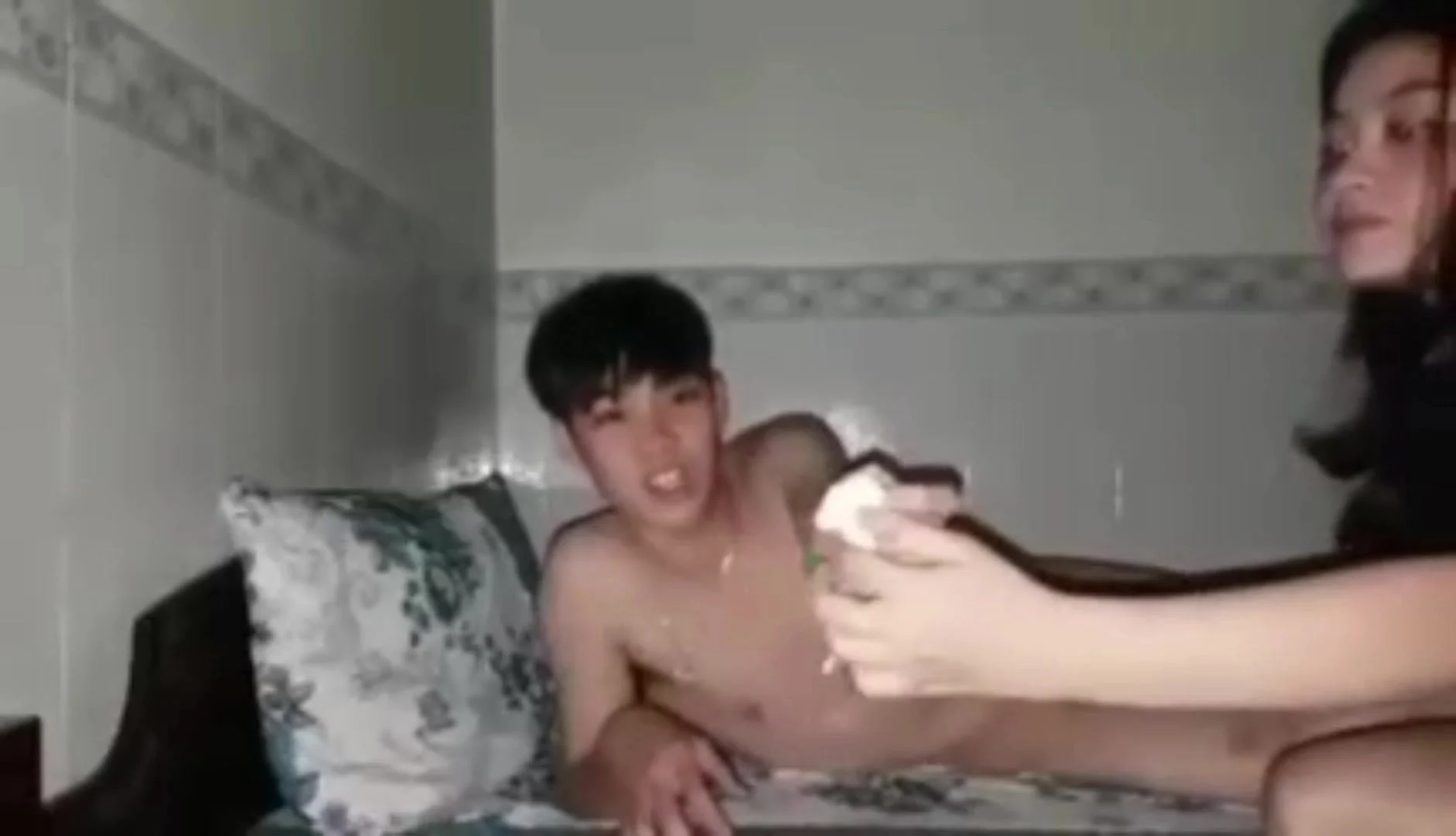 Làm Tình Với Đứa Bạn Thân Dâm Đãng Mới Chia Tay Ny Rủ Em Đụ Luôn