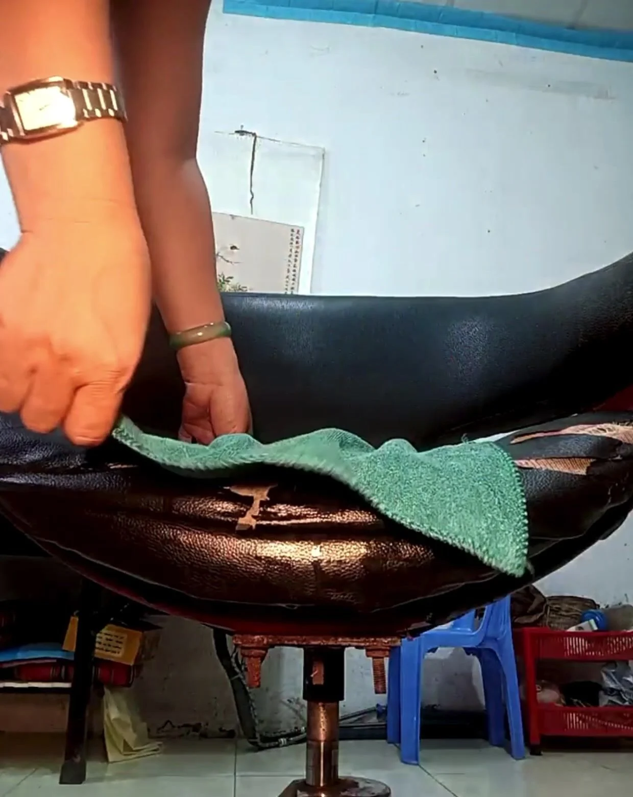 Mbbg vú to lồn múp nhét toy vào lỗ đít móc lồn phụt nước kích thích