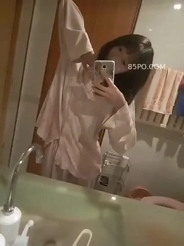 Sinh viên trung học lột đồ và chụp selfie